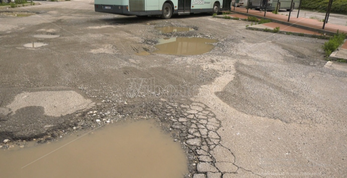 Il terminal bus di Vibo “bombardato” e in completo abbandono – Video