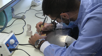 Scuola, inaugurato il laboratorio di odontotecnico al “De Filippis-Prestia” – Video