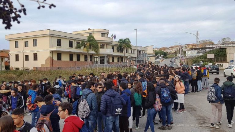 «Freddo a scuola»: studenti dello Scientifico di Vibo in “sciopero”