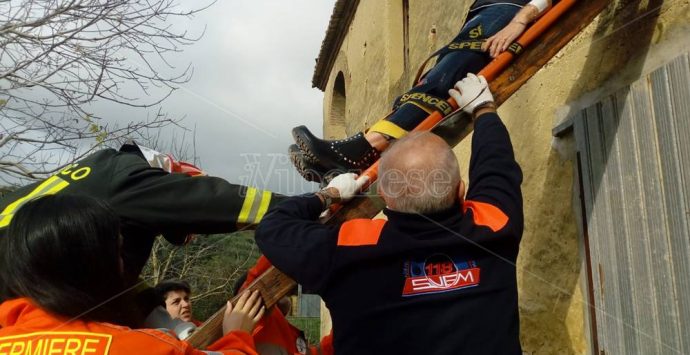 Famiglia intrappolata in casa nel Vibonese, ma è un’esercitazione – Foto/Video