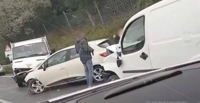 Carambola tra auto nel tratto vibonese dell’A2, almeno quattro i veicoli coinvolti – Video