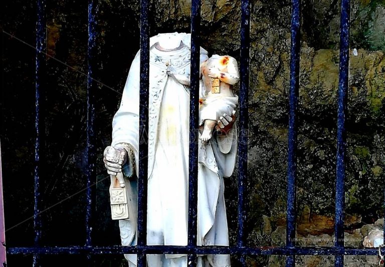 Atto sacrilego a Briatico, decapitata la “Madonnina del mare” – Foto