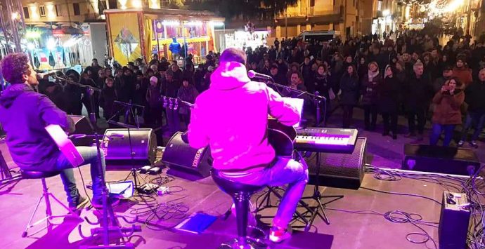 Piazza Municipio in musica, artisti locali cantano la “vibonesità”