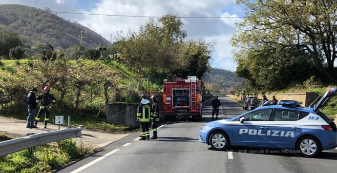 Si chiude in auto fra Vibo-Pizzo e Longobardi minacciando di darsi fuoco