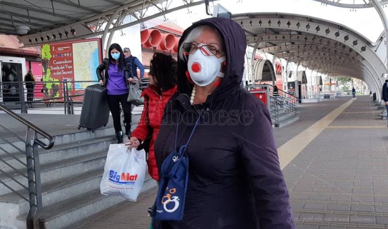 Coronavirus, la denuncia dei viaggiatori: «A Milano e Lamezia zero controlli» – Video