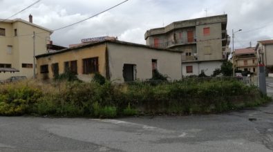 Briatico, stabile fatiscente in pieno centro. I cittadini chiedono risposte