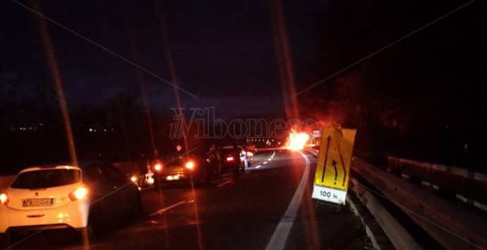 Auto in fiamme nel tratto vibonese dell’A2, disagi al traffico – Video