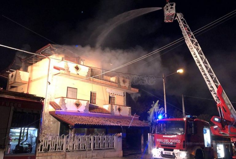 Spaventoso incendio a Limbadi,  le fiamme distruggono una mansarda – Video