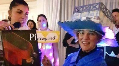 L’artista Caterina Rizzo celebra “Pizzapundi” con un vestito di Carnevale