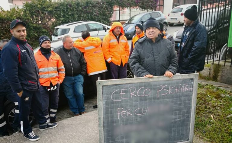 Briatico, gli addetti alla raccolta rifiuti: «Discriminati per la protesta»