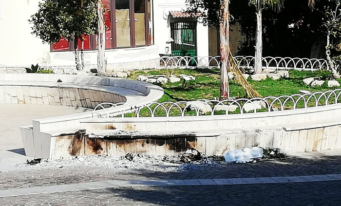 Rifiuti bruciati in piazza a Briatico, danni ai marmi ed alle aiuole