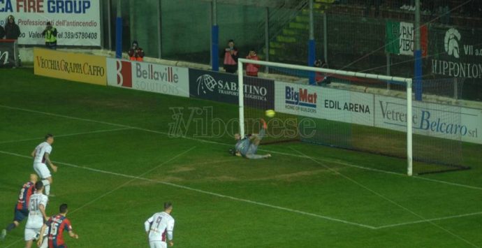 Un rigore (dubbio) regala il derby alla Reggina, Vibonese ko al Luigi Razza – Video