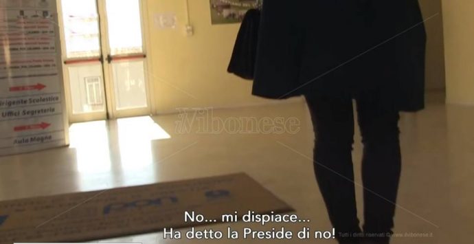 Telecamera nel bagno della scuola, bocche cucite al “De Filippis-Prestia” di Vibo – Video