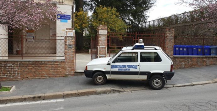 Il parcheggio fuorilegge dell’auto della Provincia di Vibo davanti al Liceo