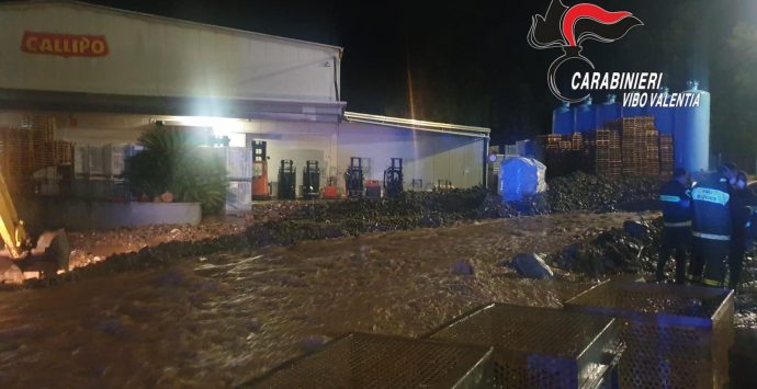 Maltempo nel Vibonese, piazzale dello stabilimento Callipo invaso da fango e detriti – Foto/Video