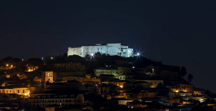 Nuova illuminazione per il castello di Vibo, un gioiello che ora brilla sulla città