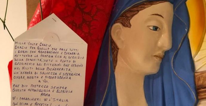 Una rosa rossa e una lettera ai carabinieri di Vibo: «Mille volte grazie»