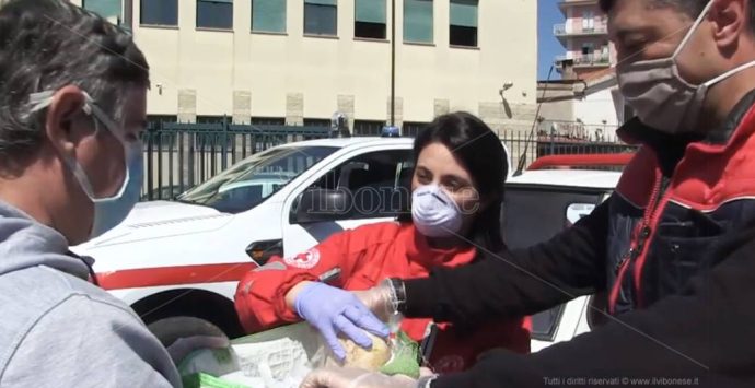 La Croce rossa distribuisce la spesa di Pasqua ai bisognosi di Vibo – Video