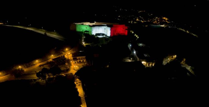 Su Vibo splende l’orgoglio nazionale, il Castello si veste con il tricolore – Foto/Video