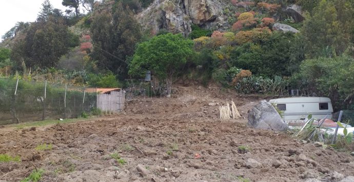 Scempio a Coccorino: collina sventrata, materiale sulla spiaggia – Video