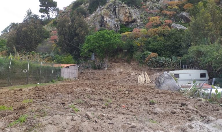 Scempio a Coccorino: collina sventrata, materiale sulla spiaggia – Video