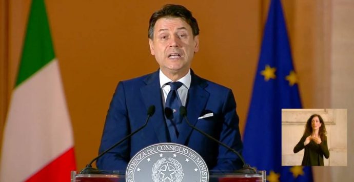 Conte in conferenza stampa: «Rischio calcolato, ma bisogna ripartire» – Video