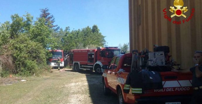 Briatico, incendio distrugge capannone agricolo in località San Giovanni – Foto