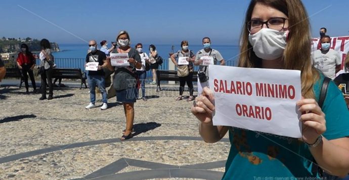 Stagionali in piazza a Tropea: «I nostri diritti non siano calpestati» – Video