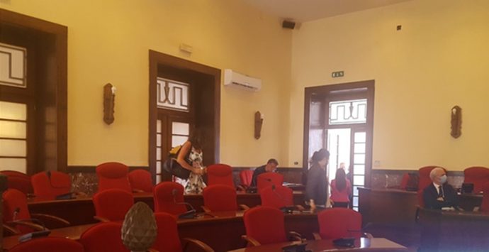 Consiglio comunale a Vibo, salta la seduta sulla reintegra di Lo Bianco