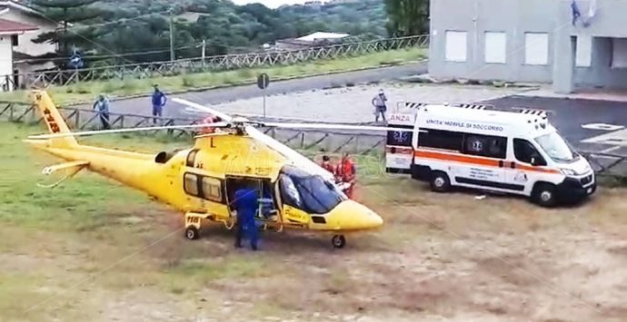 Limbadi, 42enne cade dal balcone: interviene l’elisoccorso – Video