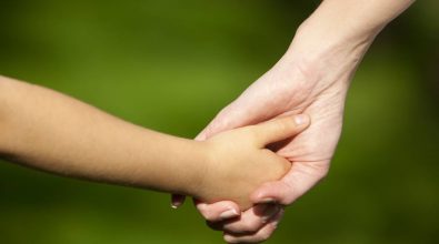 Lontana dalla figlia per 4 mesi, le precisazioni dell’assistente sociale