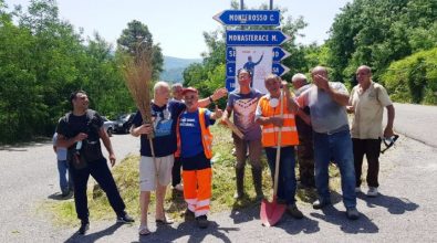 Monterosso, la Provincia latita e i cittadini ripuliscono la strada – Video