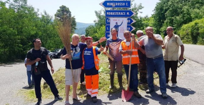 Monterosso, la Provincia latita e i cittadini ripuliscono la strada – Video