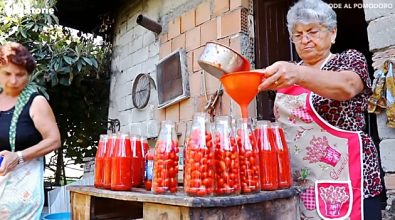 “Ode al pomodoro”, la tradizione della salsa fatta in casa a LaC Storie – Video