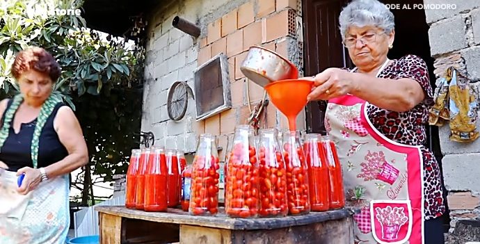 “Ode al pomodoro”, la tradizione della salsa fatta in casa a LaC Storie – Video