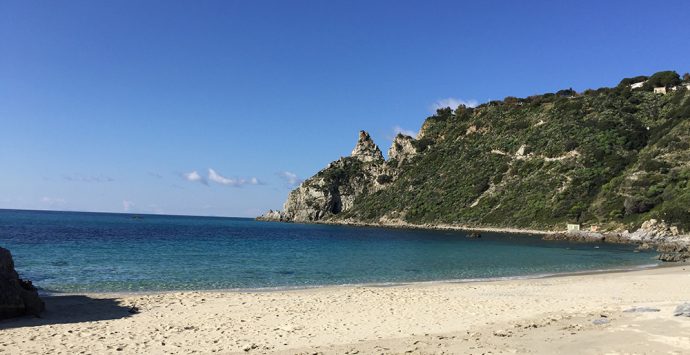 Arto mozzato ritrovato sulla spiaggia di Santa Maria di Ricadi, indagini