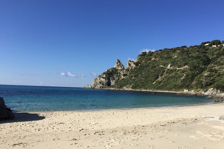 Arto mozzato ritrovato sulla spiaggia di Santa Maria di Ricadi, indagini