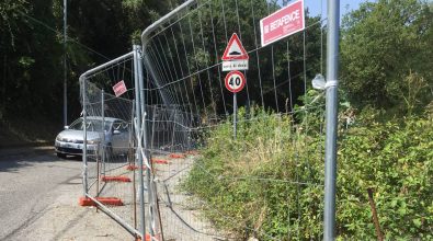 Longobardi, strada “chiusa” da quasi un anno: i lavori non partono e i rischi aumentano