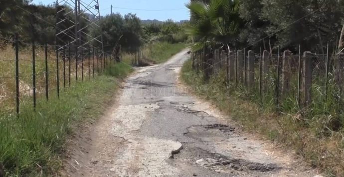 Portosalvo, otto famiglie ostaggio di una strada dissestata da 30 anni – Video