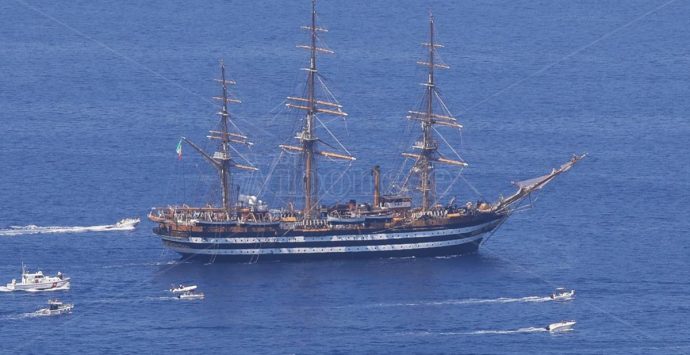 La Vespucci a Tropea, la “nave più bella del mondo” omaggia la Perla del Tirreno – Foto/Video