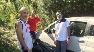 Tre giovani residenti al nord ripuliscono la strada fra Vibo Marina e Pizzo