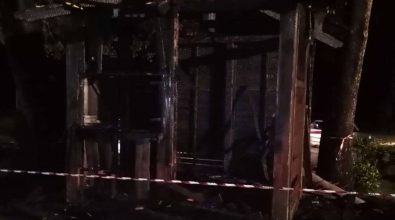 Casetta in fiamme a Serra San Bruno, la Pro loco ne dona un’altra al Comune