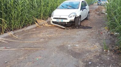 Strada chiusa da un cumulo di terra, incidente nei pressi dell’ex cementificio