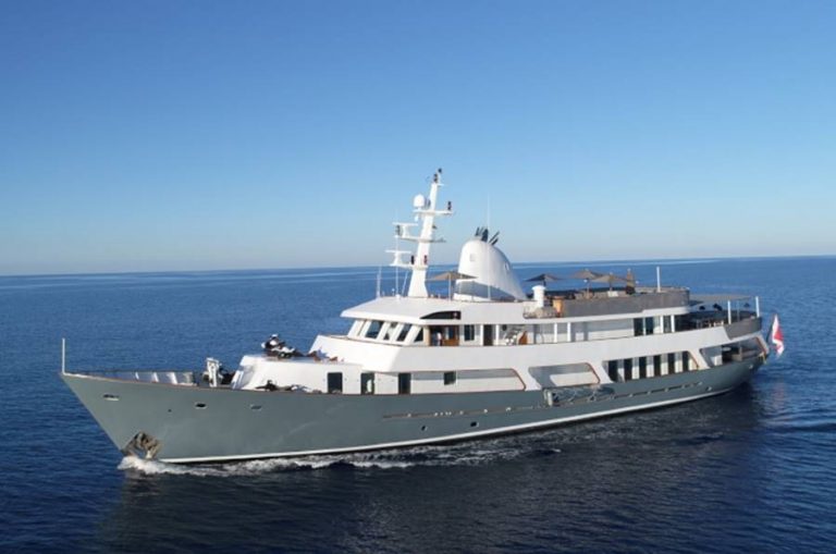 La nave yacht “Menorca” in rada a Vibo Marina