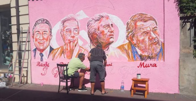 Mileto, un murale di La Gamba celebra quattro uomini-simbolo del Giro d’Italia