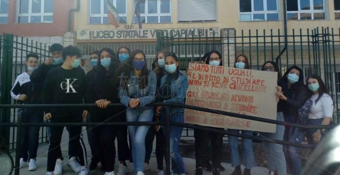 La “guerra delle aule”, presidi contro a Vibo: a pagare sono gli studenti – Video