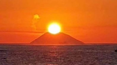 La danza del sole sul vulcano, ecco lo spettacolare tramonto sullo Stromboli