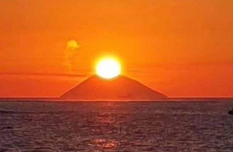 La danza del sole sul vulcano, ecco lo spettacolare tramonto sullo Stromboli