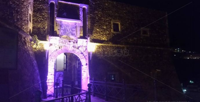 Il Castello di Pizzo si colora di rosa per la campagna dell’Airc