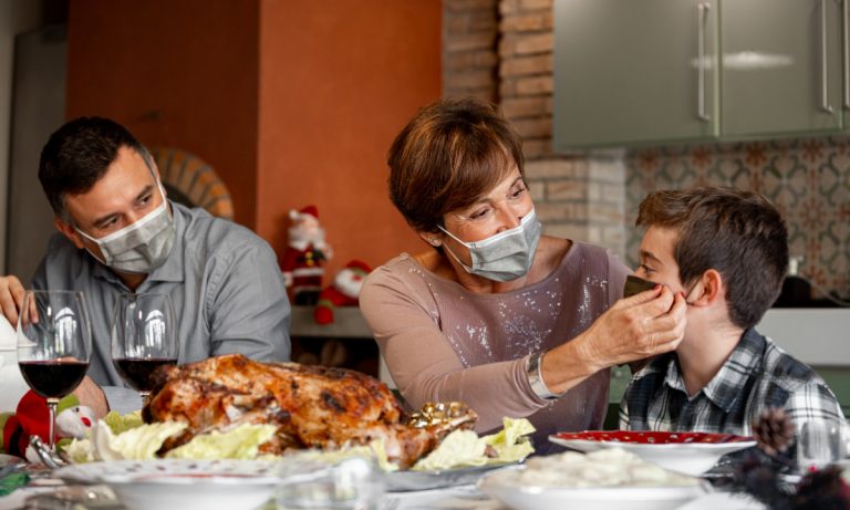 Natale Covid, il virologo: «Il cenone? Non fatelo. Ma se proprio ci tenete ecco i consigli»